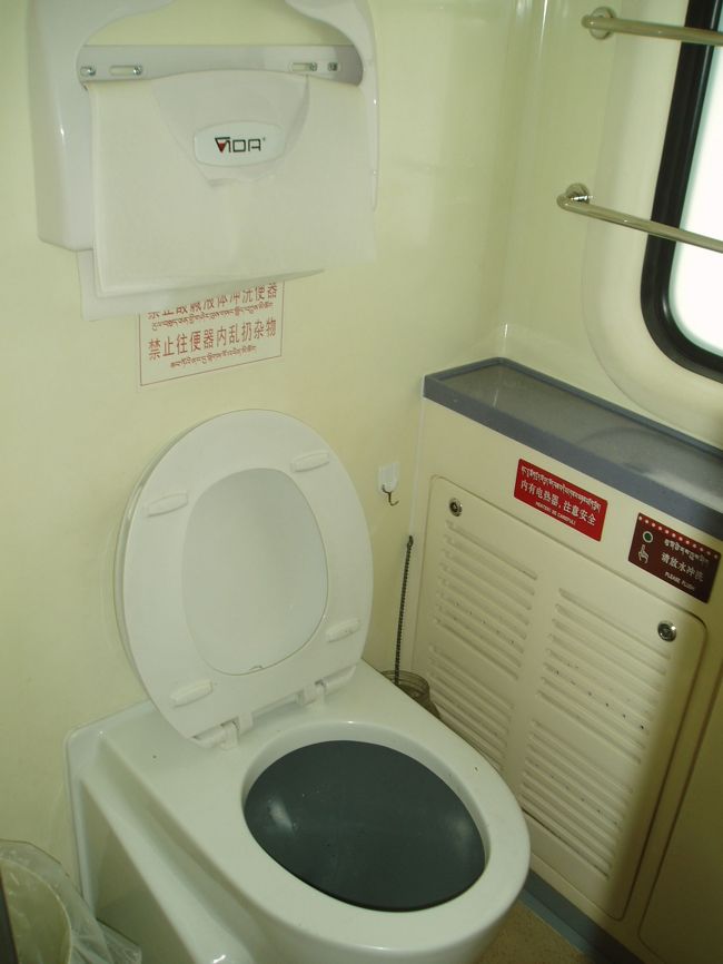 気になるトイレ。１等寝台には写真のような洋式トイレと和式トイレがひとつずつあり、係員が随時清掃に来ます。もちろん水洗で気圧で排出する飛行機のトイレと全く同じ構造をしています。ほんと今までの中国の列車のトイレと比較にならないほどきれいです。まだまだご紹介したい写真はあるのですが、それはまた別の機会にご紹介致します。