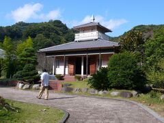 道の駅 花の三聖苑

明治6年創立の公立小学校の校舎が移築されていて、道の駅というよりも公園のような雰囲気があった。