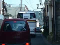 細い路地に大型バスも通っていてヒヤヒヤ。でも運転手さん上手い！