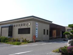 同じ敷地内には 菱川師宣記念館

入り口に大きな「見返り美人」が掲げられている。