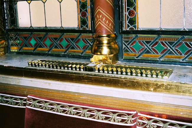 こちらが、2004年の初ブダペストのときの国会議事堂見学で撮った写真です。<br />議員のタバコ置き<br /><br />当時はフィルムカメラで、室内の写真はきれい撮れないとわかっていたので、これが唯一、国会議事堂内で撮った写真です。<br />ちなみにこのタバコ置きは廊下の窓のところにあります。<br />だって中の議場が禁煙なんですものね。