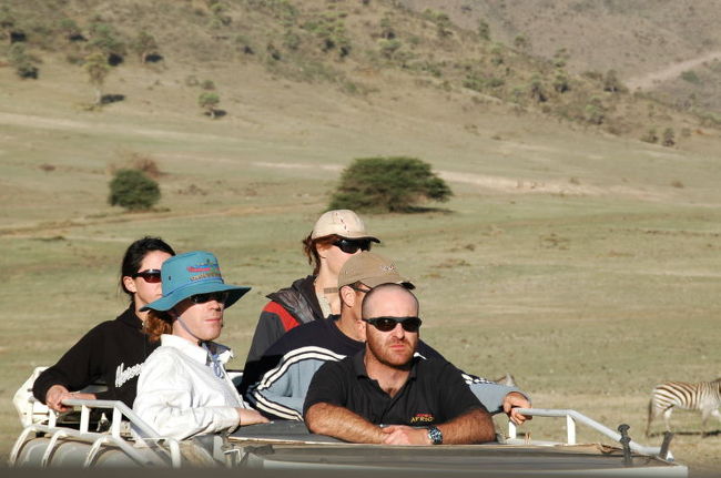 サファリカーの上から顔を出している仲間たち。<br />撮ってる自分も似たようなことをしているんだけど、安定感がないから立ってるのも結構大変なのよ。