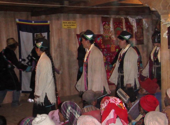 ランタンフェステバルのお祭りの踊りです。<br />ローカルでなんともいえないスローテンポの踊りです。