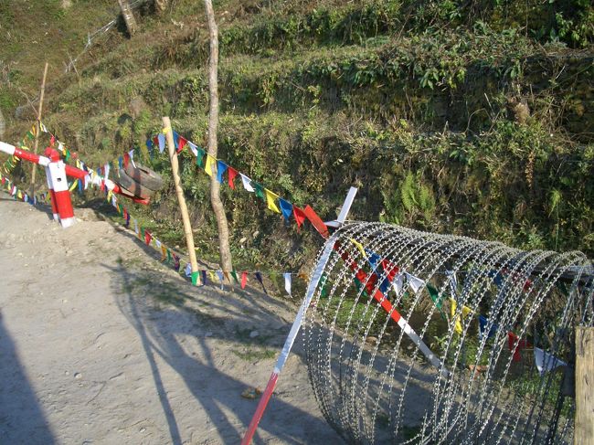 昨年来訪の際の写真です。<br />マオイスト警戒のための防御柵です。