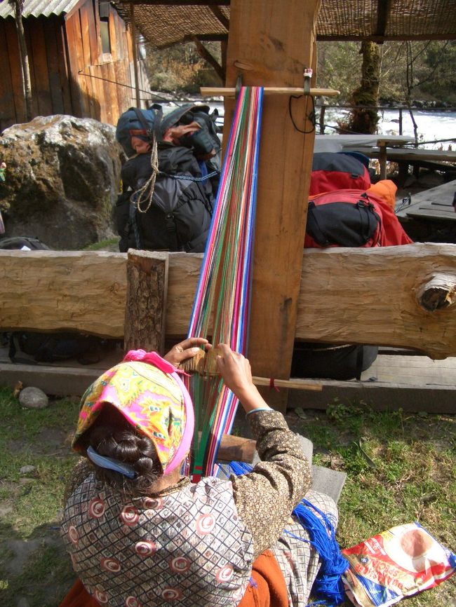 <br />チベット織り？独特の織りと彩色が生まれます。