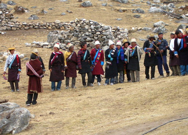 村の一大イベント。<br />民族衣装を着た盛装の男しゅう。<br />順番待ちのようですね。<br />弓を射る手にも力が入ります。<br />