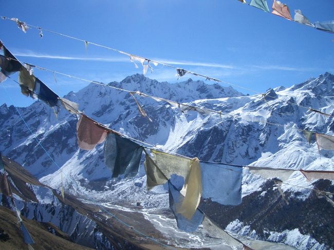 4700ｍの世界は素晴らしい。<br />この山の向こうは中国です。<br />祈りの旗、チョルテンが風になびきます。