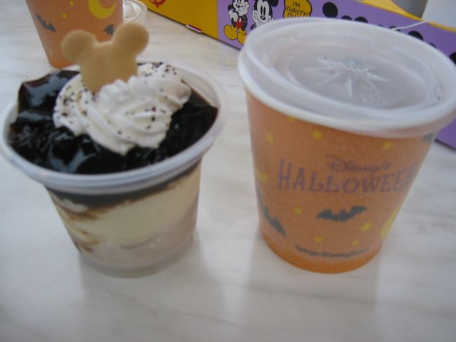 おやつもミッキー♪<br />おいしかったぁ〜<br />歩き疲れた時は甘い物にかぎる。。。。ｲﾋｯ