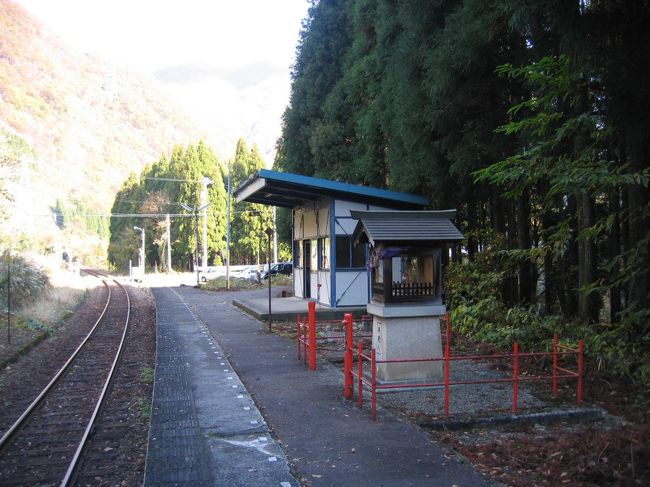 　山間の秘境駅の仲間入りしそうな漆山駅です。