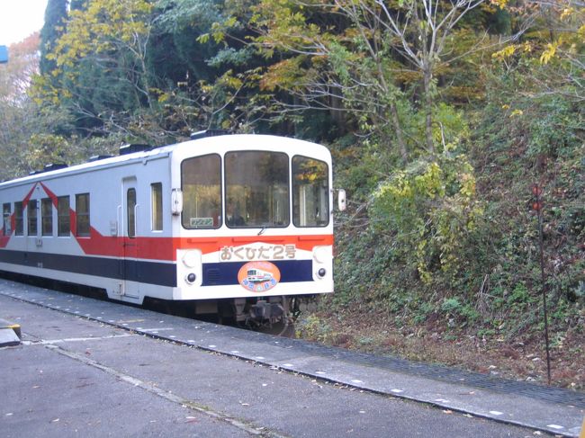　漆山駅に、ちょうど猪谷方面行きの臨時（回送）列車がやってきました。