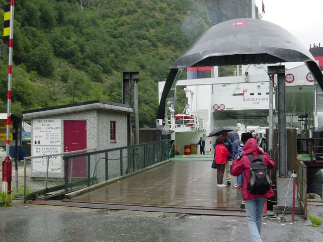 なんとフェリー。この港の小ささからすれば不思議な感じです。