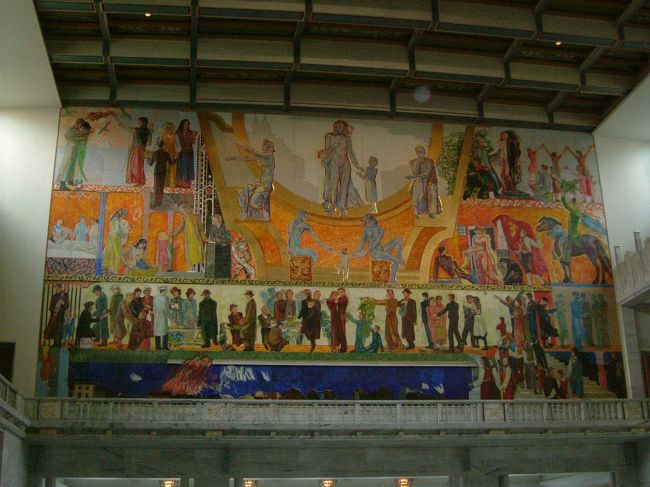 巨大な油絵が２つあります。