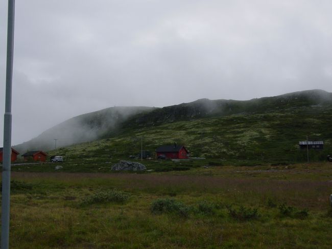 けわしいやまやまというのではなく、このような高地が続きます。でもまっすぐでないので気分悪くなります。