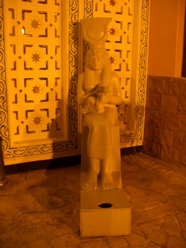 宿泊してるホテルからバスで送迎付き、無料のライトショー☆<br />そんなエスカレーションを見つけて、行ってみる事に♪<br /><br />色んなホテルをバスが回って、連れてこられた砂漠の中の怪しい場所（笑）<br />こんな像がお出迎え（笑）