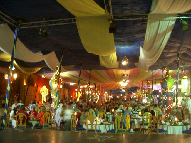 私達と一緒に何台ものバスが着いたんだけど、<br />みんなここに詰め込まれ・・・（笑）<br /><br />・・・お食事中（笑）<br /><br />ちょっとやっぱり異様な空間（笑）