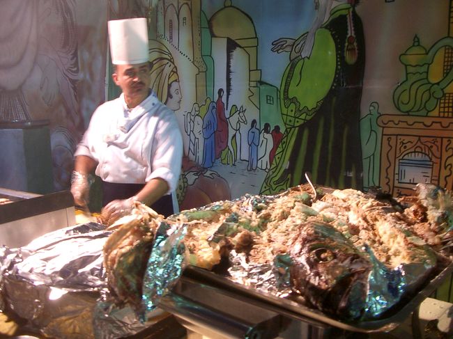 お食事はバッフェスタイル。<br />こんな大きな魚もありました。<br /><br />なんだか分かんなかったけど白身の美味しいお魚。<br />まっ・・・海の近くだし大丈夫でしょ。<br />ごはんはなかなか美味しかった☆