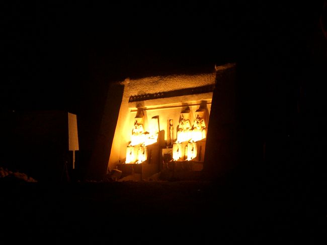 食事が終わると隣の空間に強制移動（笑）<br /><br />そこには・・・観覧席があって・・・<br /><br />その前には広い空間が・・・<br />