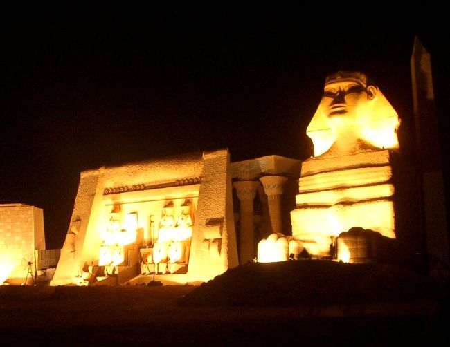 そして、そこにはこんな作り物のライトアップ。。。<br /><br />音楽も流れてます。。。<br /><br /><br />案内・アナウンス・・・なし（笑）<br />