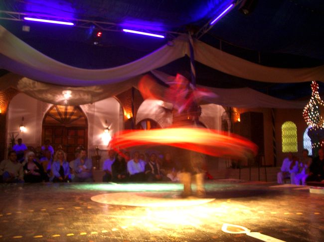 この人ね、すごい勢いでずぅーーーっと回ってた（笑）<br />スカートみたいの履いてて、それを上げたり下げたり、<br />その中で着替えたり・・・色々しながらずぅーーっと回ってるの。<br />１５分は回ってたよ。<br />同じ所で。。。<br /><br />・・・で、終わった後も真っ直ぐ歩いてた（驚）<br />