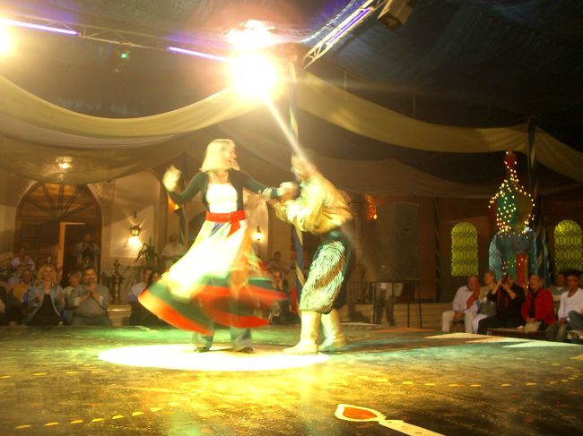 観客の一人も舞台に上げられて、<br />スカートを付けられるけど・・・そんなに回れず（笑）<br />そりゃー、そぉよね。。。