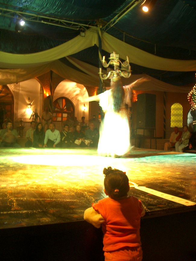 セクシーな踊りをするおねーさんを見つける小さな女の子。