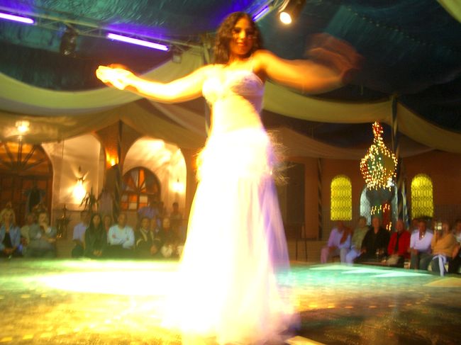 その後に出てきたおねーさんはもっとセクシー。<br />本場のベリーダンス☆<br /><br />