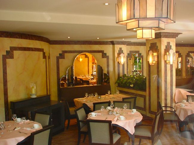 アールデコ調のレストラン。