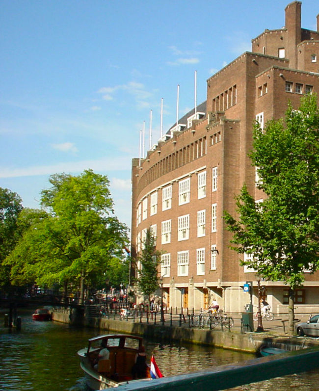 運河から見たホテルの外観。