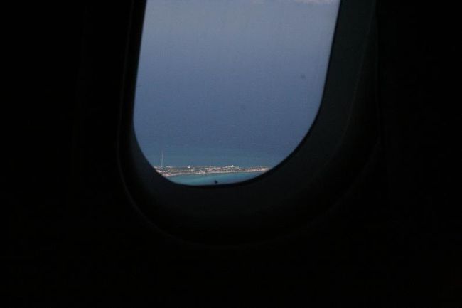 トロントを出てから３時間半でカンクンが見えてきました。<br />窓から見えるビーチ。ホントは身を乗り出してパチパチ撮りたかったけど、神経質そうなオバサマが隣にいたので自粛しました。