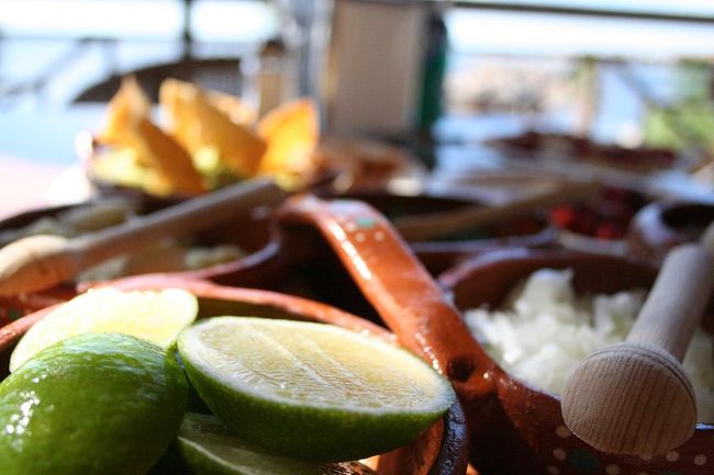 タコスに訳の分からない調味料が８種類付いてきました。<br />一部は激辛で、その他のほとんどは何の調味料なのか…<br /><br />トマトをぶつ切りにしたサルサでメキシカンの味になってしまいます。<br />多分納豆に入れてもNatto de Mexicanoになりそうです。