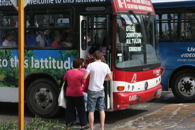 バスをつかまえてセントロ（カンクン市内）に出掛けました。<br />１乗車6.5ペソ(約70円)。<br />ホテルのある地域からセントロまでどのバスに乗っても行けるし、帰りも「ZONA HOTELERA」とフロントガラスに表示してあるバスに乗れば帰りつけるので簡単便利でした。<br />時々マリアッチが乗り込んできて、「勝手に」ギターの弾き語りを始めてくれちゃいます。