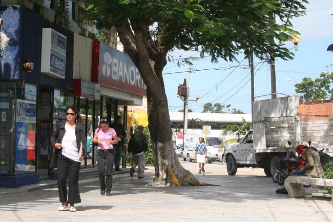 半袖の人と、スーツを着た人、プルオーバーを着た人…<br /><br />どっちつかずの気候です。