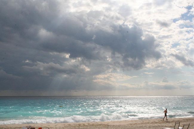 後半は空に雲が立ち込めました。<br />雲の隙間から朝日が差し込んだビーチも美しいです。