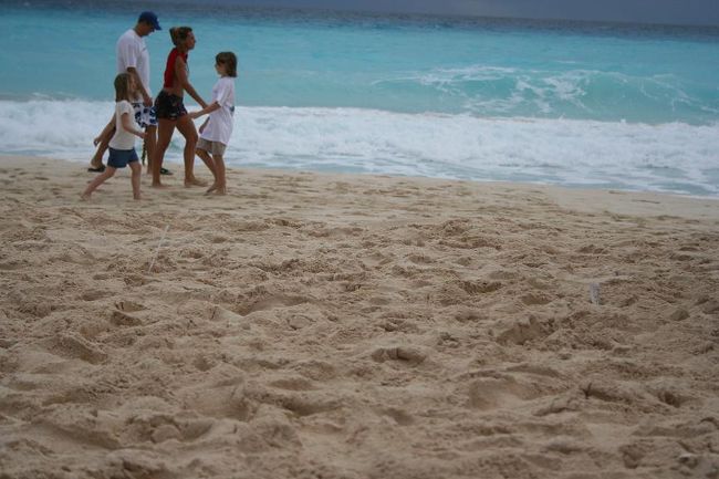 おそらくアメリカ人の家族。うるさいけどみんな楽しそうでした。<br /><br />滞在中日本人の家族連れも何組か見かけましたが、何か疲れてるようで…