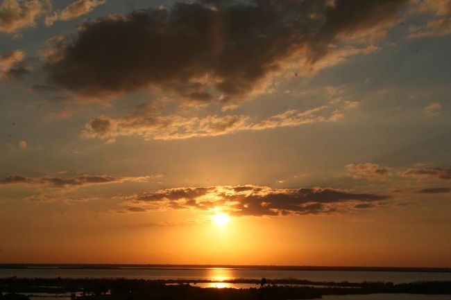 部屋から海は見えなかったけど、ラグーンに沈む夕日がきれいでした。<br /><br />海側の部屋からはこの夕日は眺められない、と思うように努力しました。