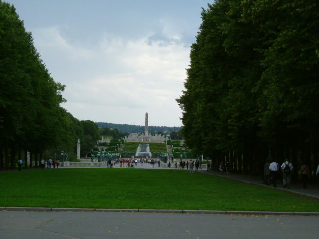 ヴィーゲラン公園<br />緑も多く気持ちが良い所です。この時は雲行きが怪しくなり、にわか雨が降ったので写真はイマイチ。<br />園内には無数の人間の彫刻があり、面白いです。