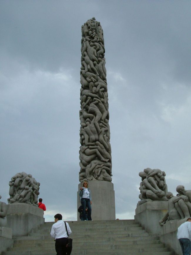 シンボルのモノリッテン<br />１７ｍ、老若男女１２１体もの人間が刻まれています。