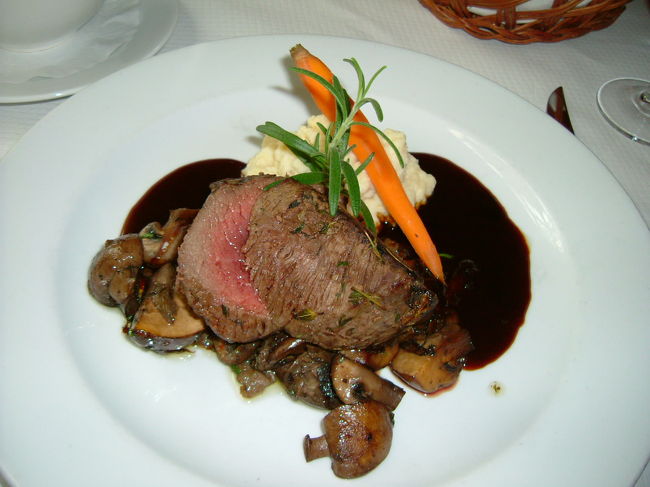 トナカイのステーキ<br />日本ではお目にかかれないトナカイ。臭みも無くて美味しかったです。