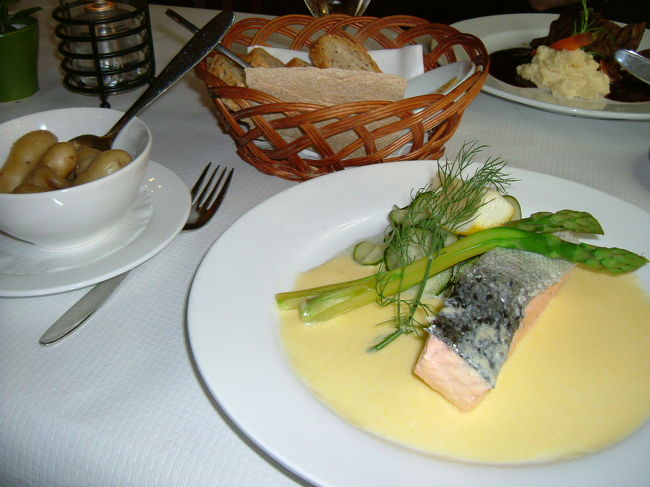 サーモンのソテー<br />ソースもしつこくなくて、とても食べやすかったです。やっぱり魚は美味しい！！<br />小さなジャガイモを丸ごと揚げたものと茹でたもの、パンがつき、お腹いっぱいでした。<br />チップを入れて二人合わせて４８４ｎｏｋ。