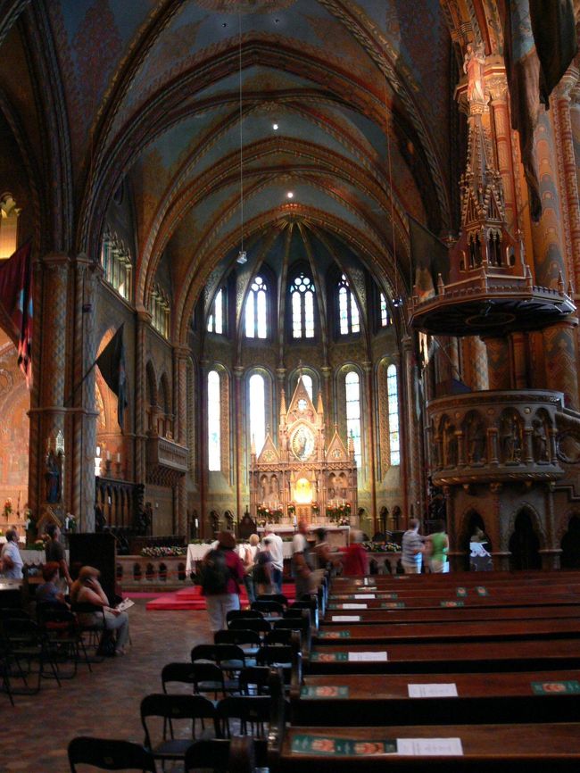 マーチャーシュ教会内部<br /><br />圧巻の装飾です。