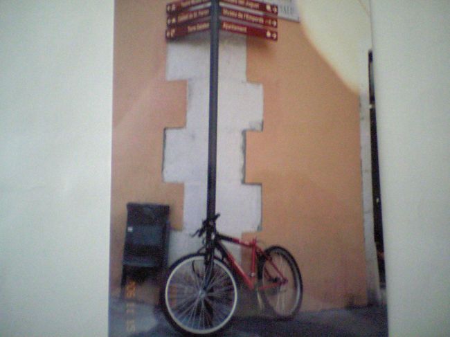 DALI美術館に行く途中 Figueresの街角で見つけた案内版と自転車。色のコントラストがトッテモかわいィ！ので思わずシャッターを切ってしまった。これは街のオブジェ？よ〜く見ると　サドルが？・・・ない!<br />