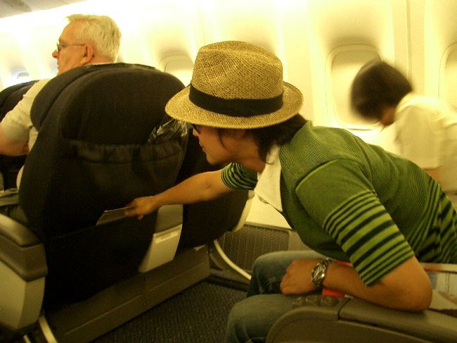 　　さすがﾋﾞｼﾞﾈｽｸﾗｽ、ﾎﾟｹｯﾄにある雑誌を取ろうにも一苦労です！