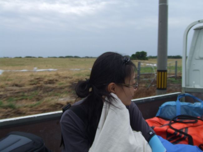 海までは軽トラの荷台に乗ってドナドナ♪<br /><br />ほんとは朝イチ港に着いたら「民宿のどか」のお父さんに荷物だけ預かってもらって、すぐ「SeaLight」の車に乗る約束だったんだけど、港着いたらお父さんいなくて。<br />荷物どうしよう？と青ざめる私達に「SeaLight」のお兄さんは「近いから大丈夫さー」とのんびり。<br />半信半疑でドナドナしてたら、一本道で「おー」なんつってのどかのお父さんと出くわし、無事荷物を預けられました。道の真ん中に２台止めて荷物の受け渡し。のどかだなあ。