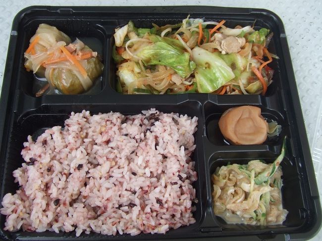 船の上で「はとみ」のお弁当。<br />ほんっとにおいしい！！<br /><br />「海へ｣さんはアジフライとかのフツーのお弁当で正直つまらなかったけど、こちらは大満足の沖縄家庭料理系。<br />十穀米！ミミガー！<br />