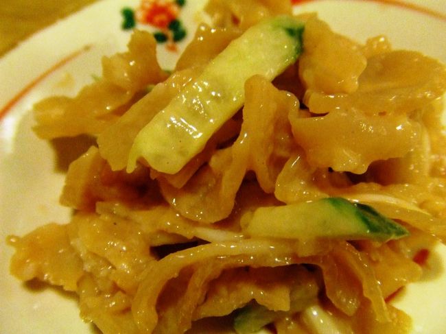 「南の島（ぱいぬしま）」のミミガーに感動！<br /><br />「南風（ぱいかじ）」が満員だったため、ここでちびちびつまんで待機。