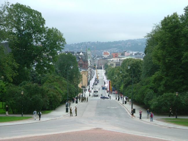 王宮からオスロ中央駅まで続くカール・ヨハン通り