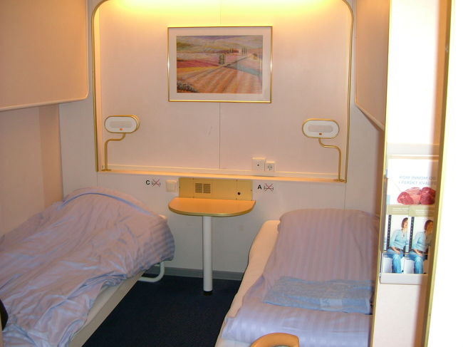 窓無しの部屋。スーツケースはベッドの上で広げます。壁に折りたたみベッドが付いているようですが、３人だったらちょっと大変そう。シャワー、トイレも付いています。お値段は１人１２５ユーロ。食事は別です。