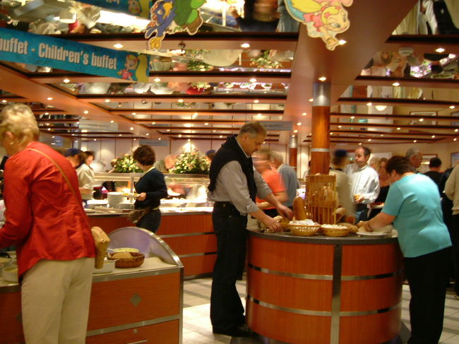 船内にレストランはいくつかあります。北欧が発祥と言われているビュッフェを予約しました。ソフトドリンクを入れて２人で４６６Ｄｋｋ