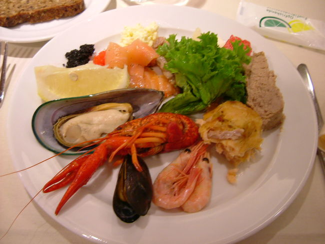 マナーとしては冷たいものと温かいものは一緒にせずに、前菜、メイン、デザートとコースの様にいただくようです。<br />でも、そんなに食べれないので、食べたいものをチョイス。