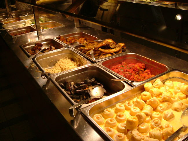 色々な料理がありました。<br />春巻きもありました。